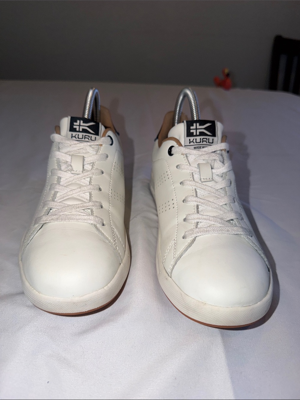 White Kuru Sneakers SZ 7 Medium EUC